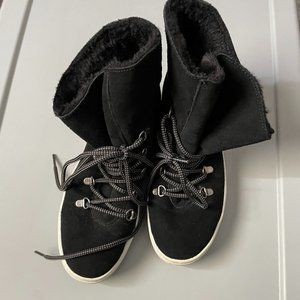 Skechers On the GO City 2 Suede  Winter Boots size 8